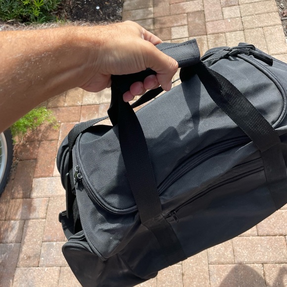 Doufle Bag With Wheels 
And shoulder strap - Picture 2 of 12